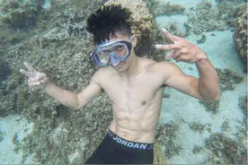 街球玩家吴悠和悠嫂科罗娜度假大玩冲浪，海底二人世界秀恩爱图片