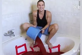 歪果仁用1250瓶辣椒酱泡澡，辣的岂止是眼睛！图片