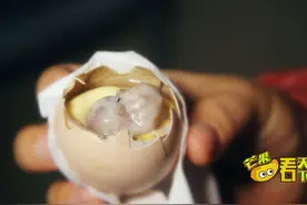 毁三观！实拍编导被逼吞食<鸡仔胎>中国十大恐怖小吃图片