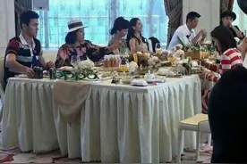 大白杨小藏獒同框啦！科科果然坐在自己理想型旁边图片