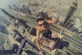 N种自拍作死大法！为自拍 看球赛的金发女郎差点被击中图片