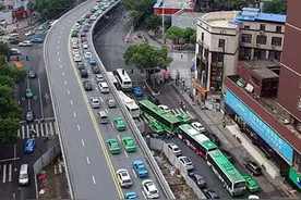 看看百台挖掘机一夜拆除一座立交桥，场面有多震撼？！图片