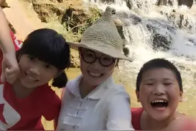 农民歌手草帽姐工作之余带儿女游玩，一起陪同的小叔被赞很帅图片