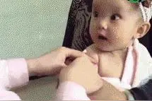 小女孩打针，最后忍不住还是哭了~太可爱了~图片