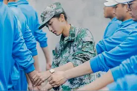 大一军训最美女教官，迷彩加颜值英姿飒爽图片
