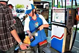 来加油的妈妈教育小孩要学习别当加油员，正妹的怒呛给了她一耳光图片