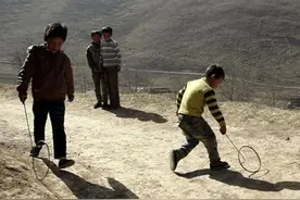 农村孩子的日常娱乐项目，前五个我都玩过，最后一个还有谁会玩？图片