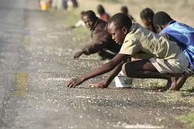 非洲小孩吃不上饭路边捡米粒吃最爱抓大虫子充饥图片