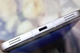 手游玩家的痛，手机底部扬声器，反人类的设计图片