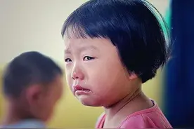 要上学，还要照顾妹妹，重庆6岁萌娃感慨活着好累图片