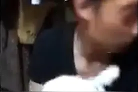 主人抱着狗狗与之玩耍，却被狗狗接二连三打脸打耳光，主人懵逼了图片