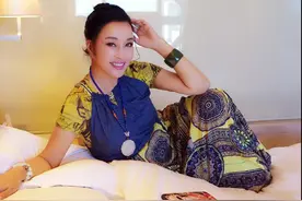 刘晓庆酒店内侧卧晒美照，胸前的玉石挂件价值连城！图片