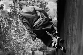 直击少林寺武僧练功，单掌劈砖、铁头倒立、飞檐走壁、高空打坐图片