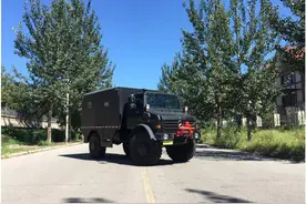 军用越野车：乌尼莫克图片