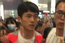 刘昊然高冷现身机场迷妹围追堵截，粉丝：太恐怖我鞋都被踩掉了图片