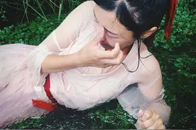 女孩子还是得化妆 不为别的 就为想哭的时候 妆不能花图片