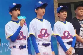 TFboys、薛之谦出席《我们的少年时代》开机仪式 对视憋笑图片