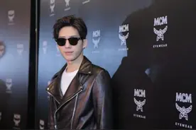 井柏然戴耳钉也有大文章，疑似纪念逝去粉丝，这样怎能让人不爱？图片