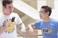 搞笑的哈哥：普通朋友跟死党的区别！图片