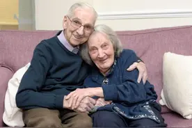 感人！91岁老爷爷，每天为老年痴呆症的妻子读过去的日记图片