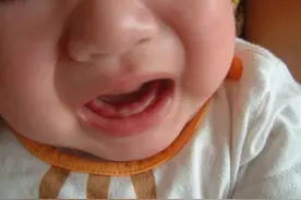 宝宝出牙难受，可以试下这些方法来缓解！图片