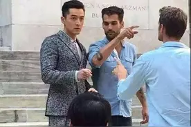老胡纽约街头魔性动作 亮点图二背后那位帅哥姿势好销魂。图片