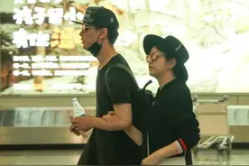 陈晓夫妇现身机场，陈妍希孕期圆润不少，陈晓贴心左右大展老公力图片