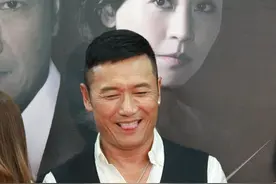 58岁苗侨伟吐舌卖萌，欢喜哥眉头紧锁玩手机图片