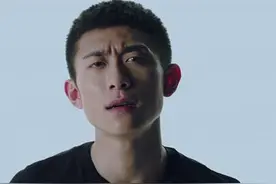 张一山喝多了当街亲吻键盘撒尿，二哥余罪喝多上热门头条了。图片