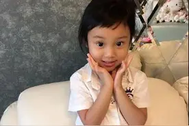 甜馨都会自己剪刘海了，却被李小璐嫌丑！图片