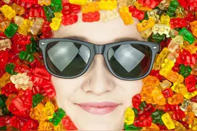 这些人将小熊软糖强硬拉出正轨图片