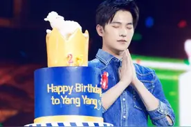 杨洋与2300万粉丝一起度过25岁生日，最美蓝色海洋的夜晚图片