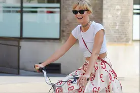 看超模小kk karlie kloss骑单车出街有没有萌到你图片