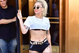 lady gaga一改往日夸张造型 对超短上衣＋短裤爱不释手图片