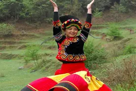 你知道彝族服饰为啥那么美，原来服装上凝聚着彝家人一颗感恩的心图片