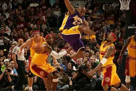 盘点球场爆笑瞬间：科比飞踹詹皇队友姚明腋下惨遭袭图片