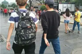 王俊凯不止坐滴滴还坐三轮车，粉丝喊话“好接地气”图片