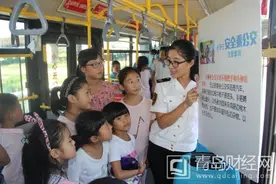 安全乘车知识进车厢 小学生公交车内“上课”图片