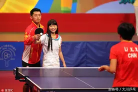 国乒表演引爆港迷热情 张继科手把手教女粉丝打球图片
