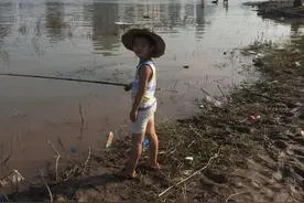 一竿，一线，一条小鱼，孩子你真棒！图片