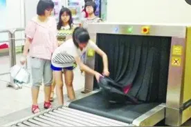南京地铁名牌包免过安检仪？官方：非免检是“人工检查”图片
