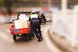“我们·2016重庆警察故事”：推车交巡警感动网友 登上首期“人气周榜”图片