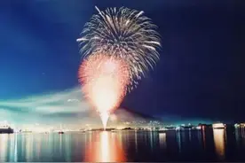 日本北海道夏日里的花火图片