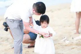 实拍苏梅海滩边的浪漫蜜月情侣图片