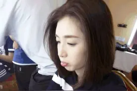 江疏影头发凌乱翘着二郎腿嘟嘴美萌，网友:快说你手滑了图片
