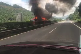 绵广高速一货车自燃 火势猛烈现场浓烟滚滚图片