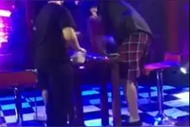 “神曲”天后王蓉又闯祸了 砸伤主持人还在笑？图片