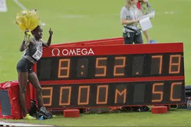 巴林选手杰贝特打破女子3000米障碍赛世界纪录图片