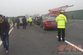 新西宝高速因大雾原因11车相撞 致3人受伤图片