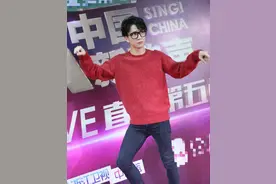 回头草？郑爽胡彦斌疑复合；翻身了！薛之谦成《新歌声》导师图片